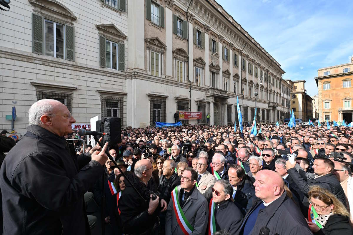 De Luca va a Roma per protestare contro la legge sull'autonomia differenziata e dà della str.... a Meloni