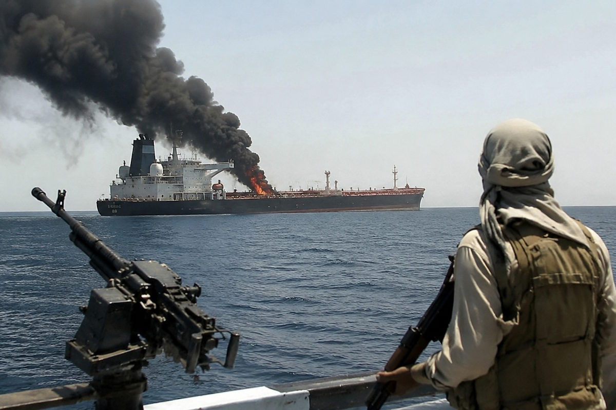 Gli Houthi annunciano il blocco navale nel Mar Rosso. La guerra tra Stati Uniti e Iran apre un nuovo fronte e mette a rischio il commercio mondiale